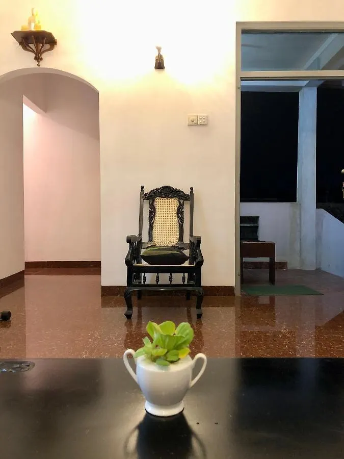 Blue Bird Apartment 尼甘布 0*,  斯里兰卡