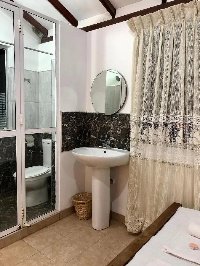 Blue Bird Apartment 尼甘布 旅馆